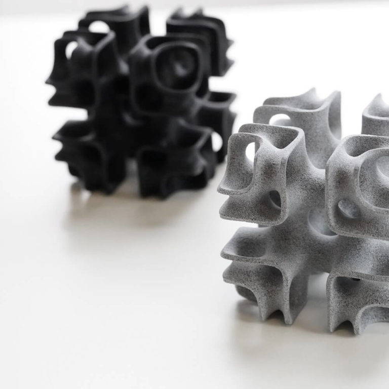 schwarzes und graues Bauteil vom 3D Druck Service