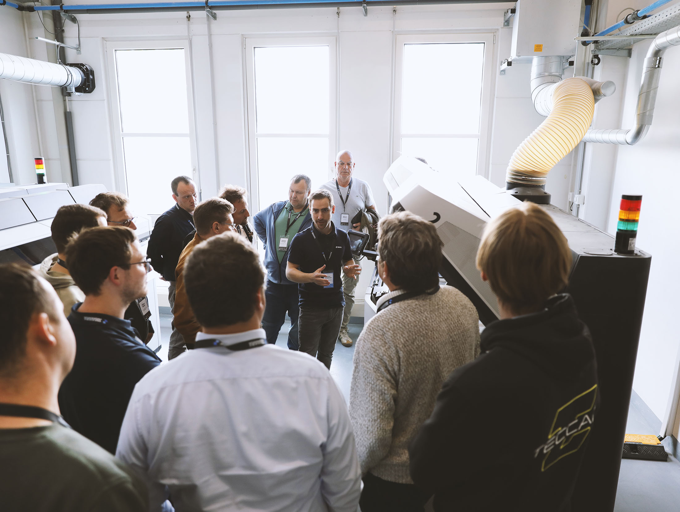 Daniel Winklmaier Peran erkl&auml;rt Besuchern industrielle Anwendungen der additiven Fertigung bei 3DBAVARIA